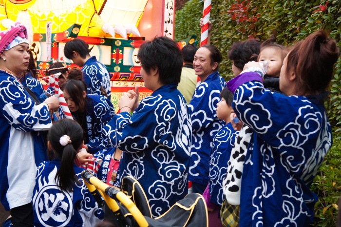 These worker-like kimono costumes are called happi.